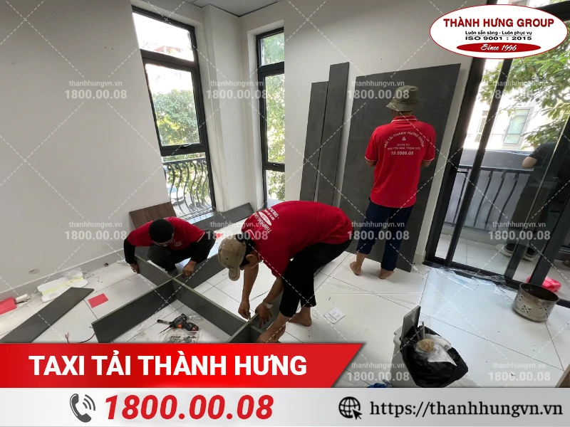 Nhân viên Thành Hưng tháo dỡ kệ
