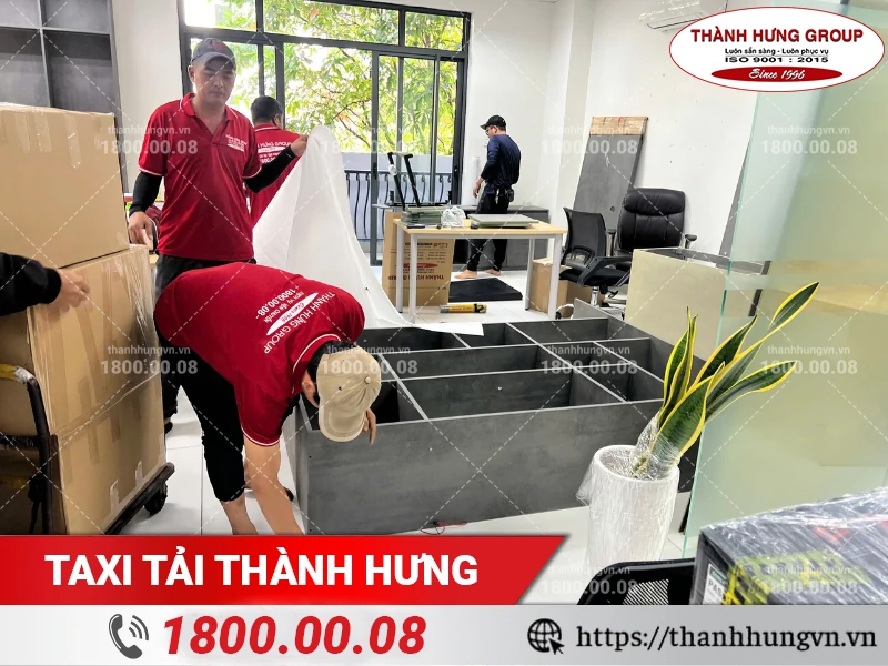 Nhân viên Thành Hưng tháo dỡ tủ trưng bày