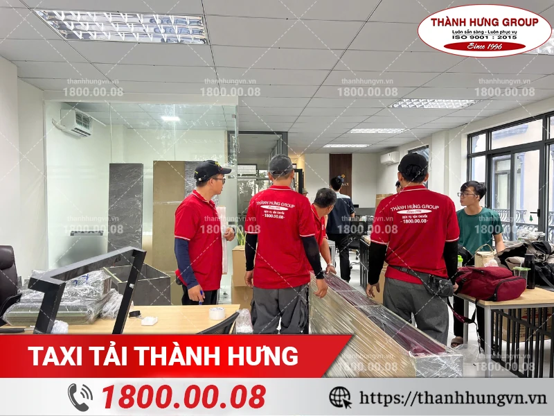 Nhân viên Thành Hưng vận chuyển nội thất gỗ đã được đóng gói cẩn thận