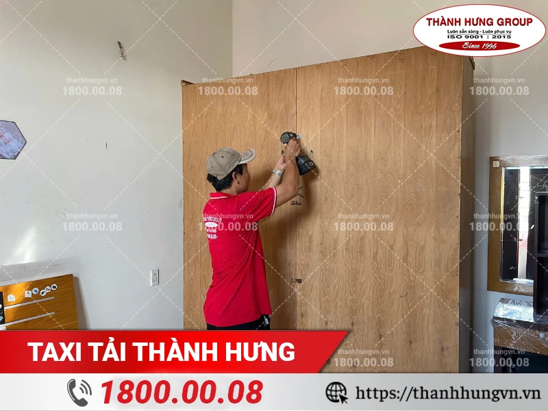 Nhân viên Thành Hưng tháo dỡ tủ gỗ