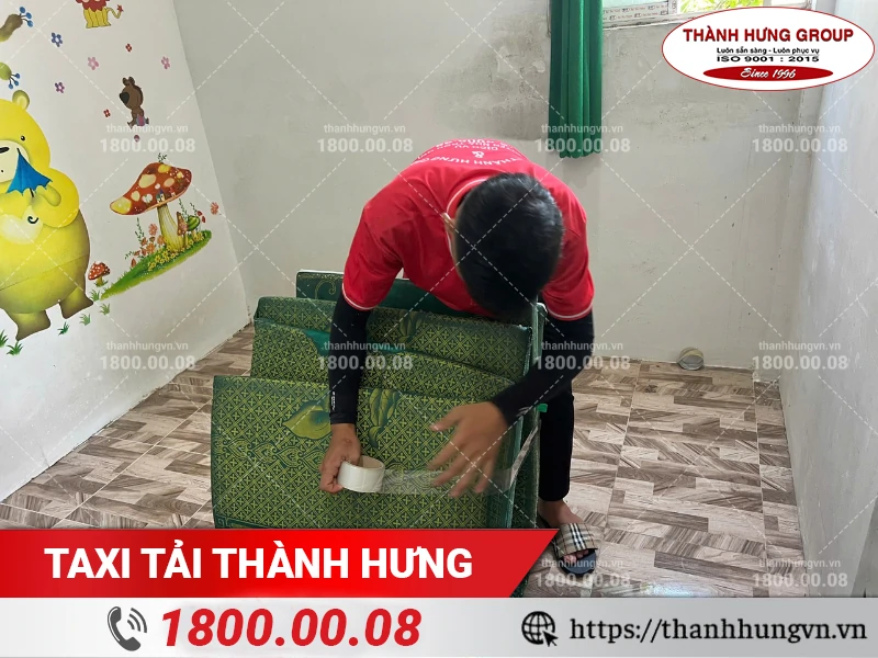 Nhân viên Thành Hưng đóng gói nệm