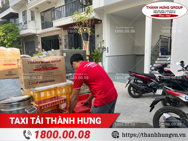 Nhân viên Thành Hưng đem đồ ra điểm tập kết