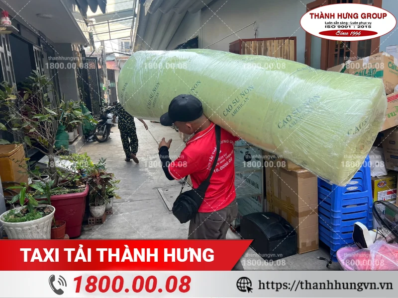Nệm đã đóng gói cẩn thận được bốc xếp ra xe