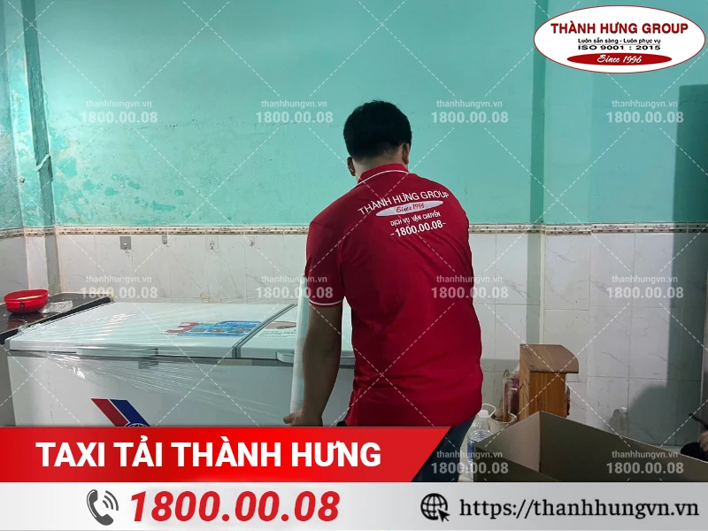 Nhân viên Thành Hưng đang bọc lót tủ đông bằng màng PE