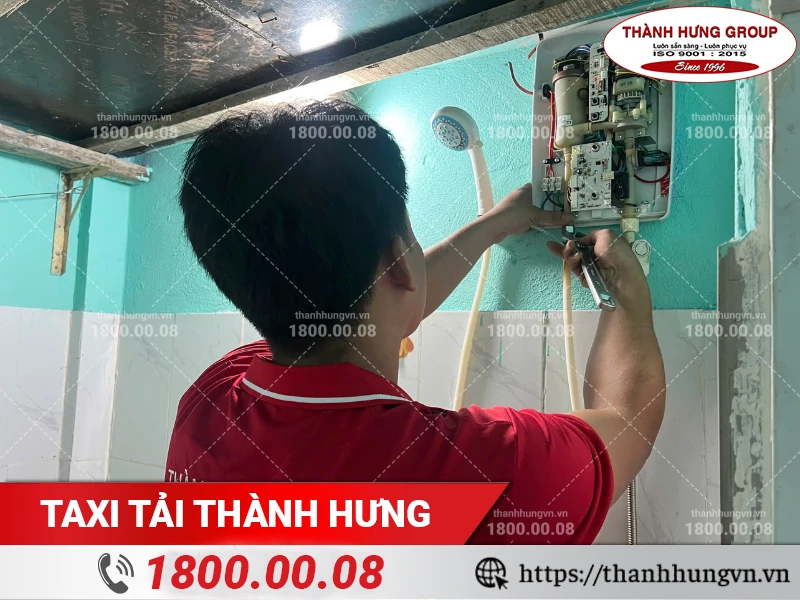 Nhân viên Thành Hưng tháo dỡ bình nóng lạnh