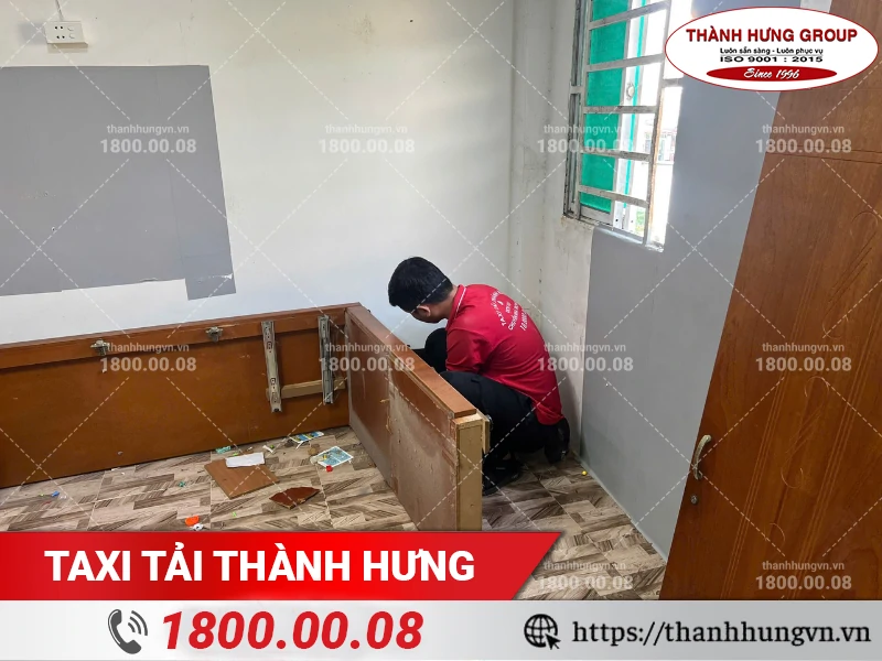 Nhân viên Thành Hưng đang tháo dỡ giường ngủ