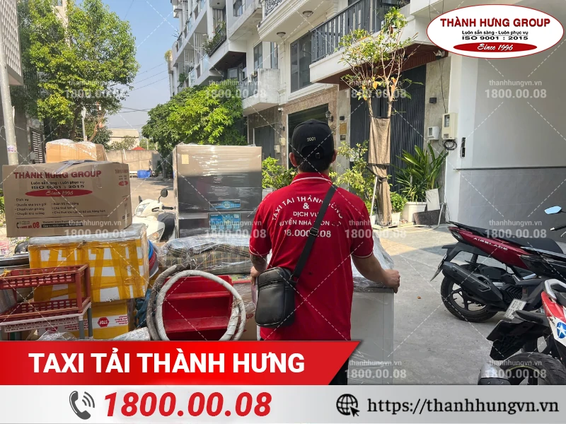 Nhân viên Thành Hưng vận chuyển máy giặt ra điểm tập kết