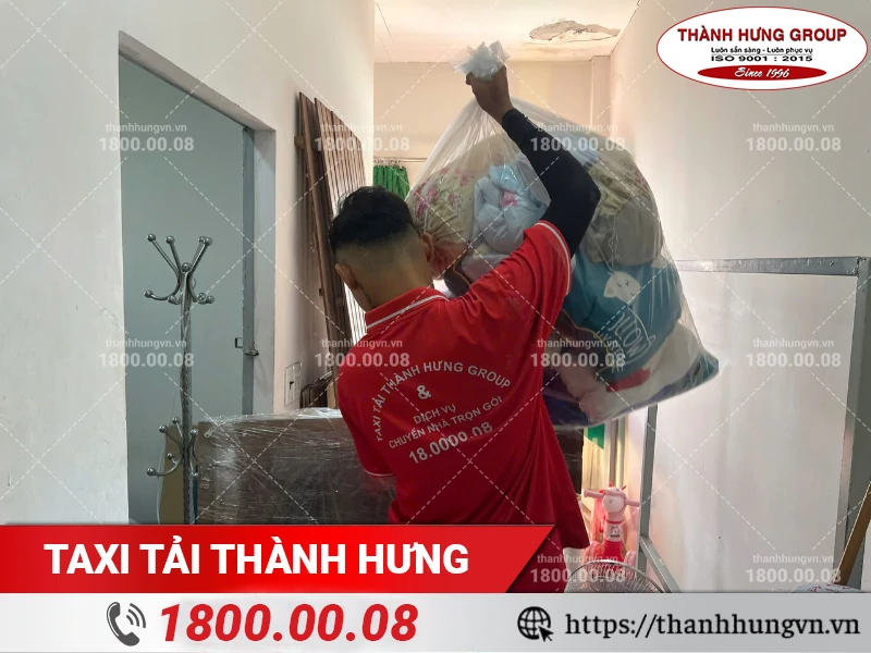 Nhân viên Thành Hưng vận chuyển đồ đạc đã đóng gói ra điểm tập kết