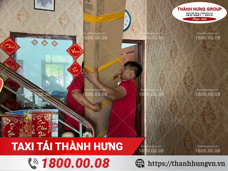 Nhân viên Thành Hưng vận chuyển đàn piano