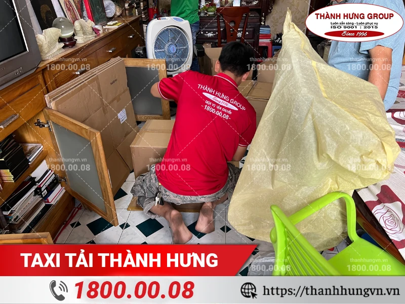 Nhân viên Thành Hưng đang đóng gói đồ đạc