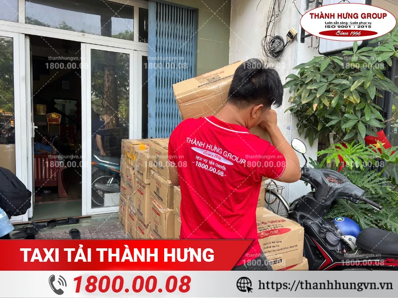 Nhân viên Thành Hưng vận chuyển đồ đã đóng gói ra điểm tập kết