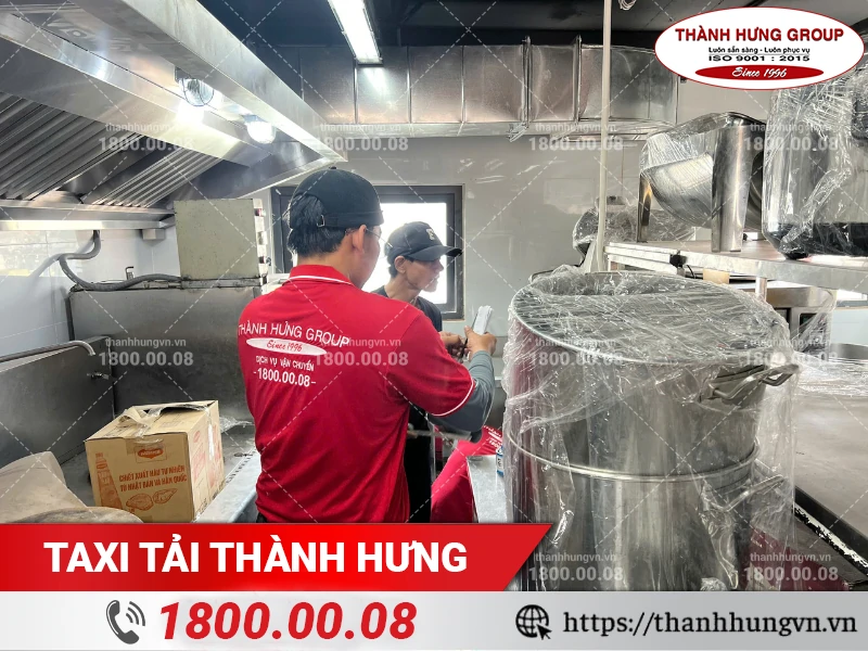 Nhân viên Thành Hưng bọc lót đồ bếp