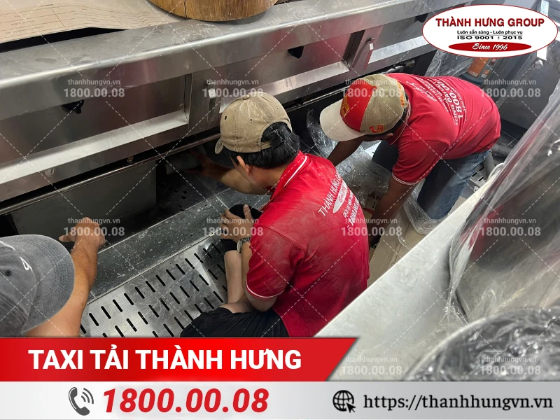 Nhân viên Thành Hưng kiểm tra hệ thông cống