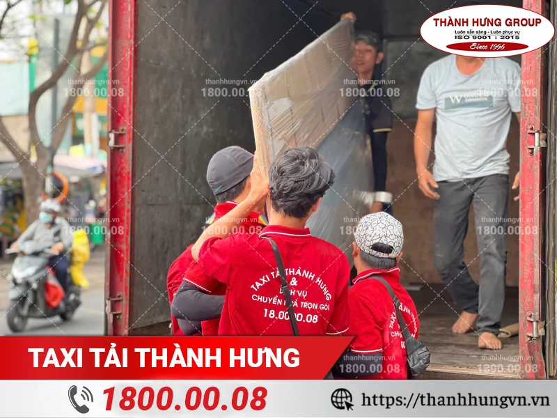 Nhân viên Thành Hưng vận chuyển đồ đã đóng gói lên xe