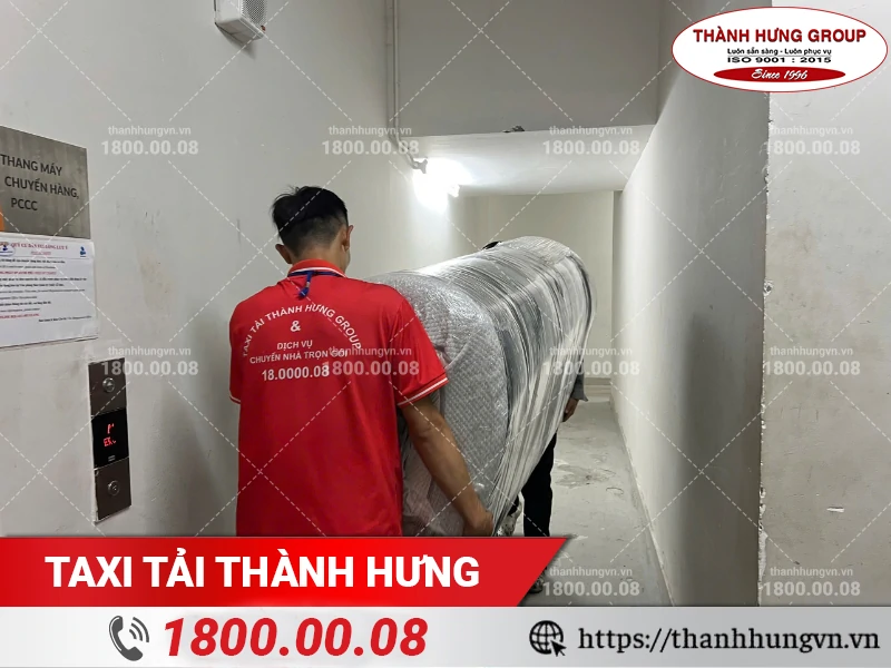 Nhân viên Thành Hưng bốc xếp nệm