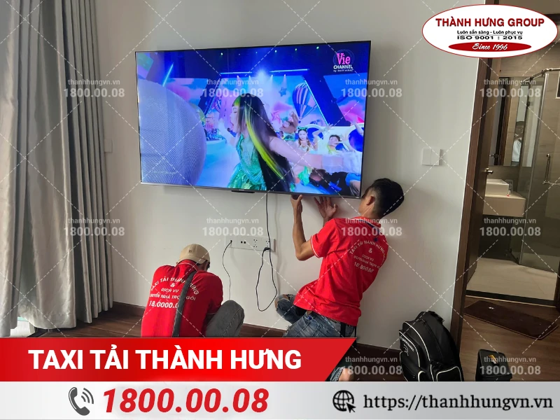 Nhân viên Thành Hưng tháo dỡ TV