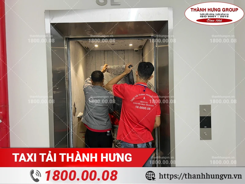 Nhân viên Thành Hưng vận chuyển TV vào thang máy