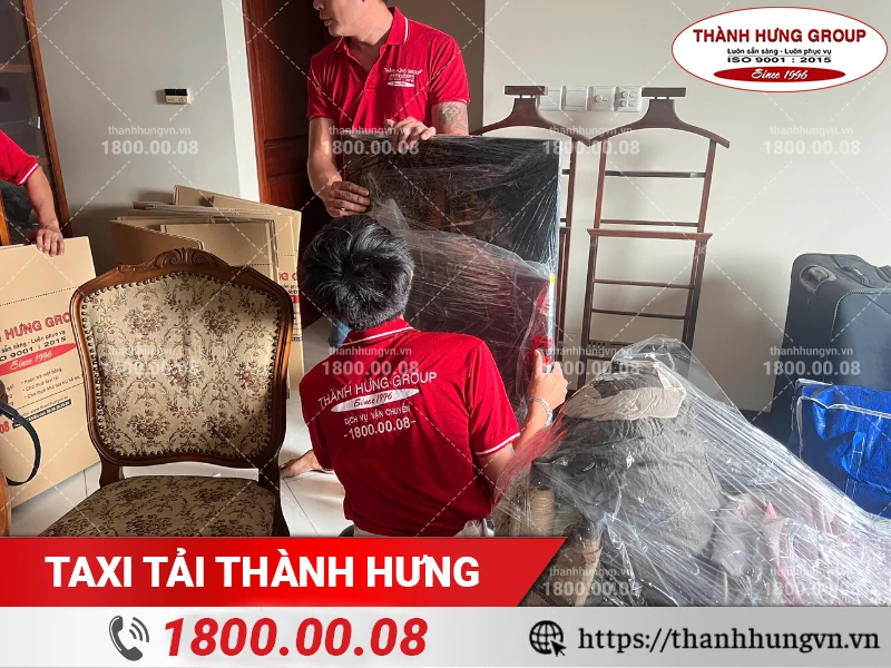 Đóng gói bàn ván ép bằng màng PE