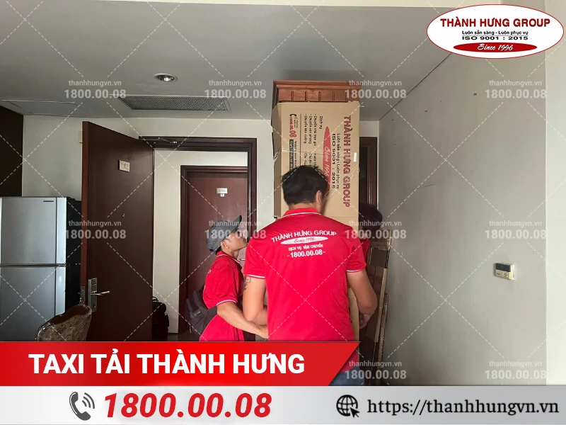 Nhân viên Thành Hưng khuân vác tủ trưng bày cỡ lớn