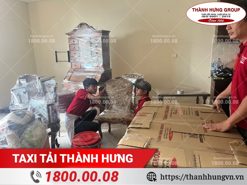 Nhân viên Thành Hưng đóng gói ghế tựa