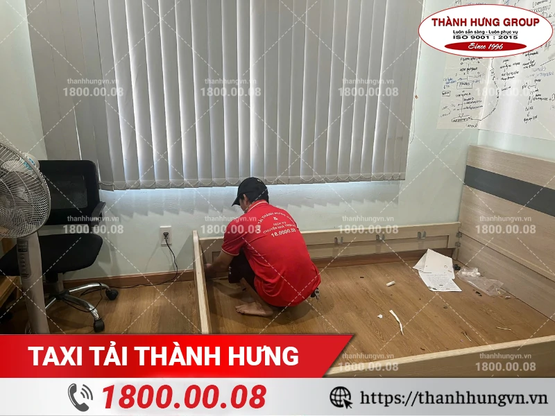 Nhân viên Thành Hưng tháo dỡ giường