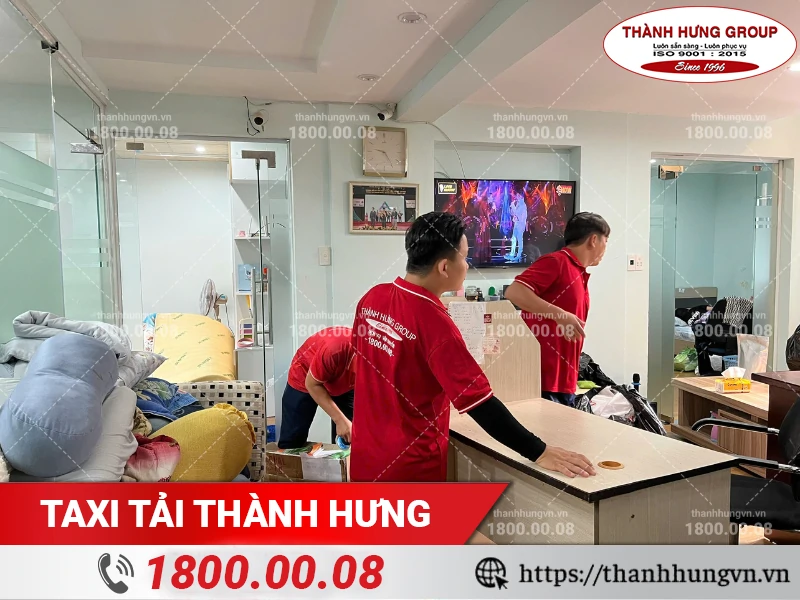 Nhân viên Thành Hưng đóng gói bàn làm việc