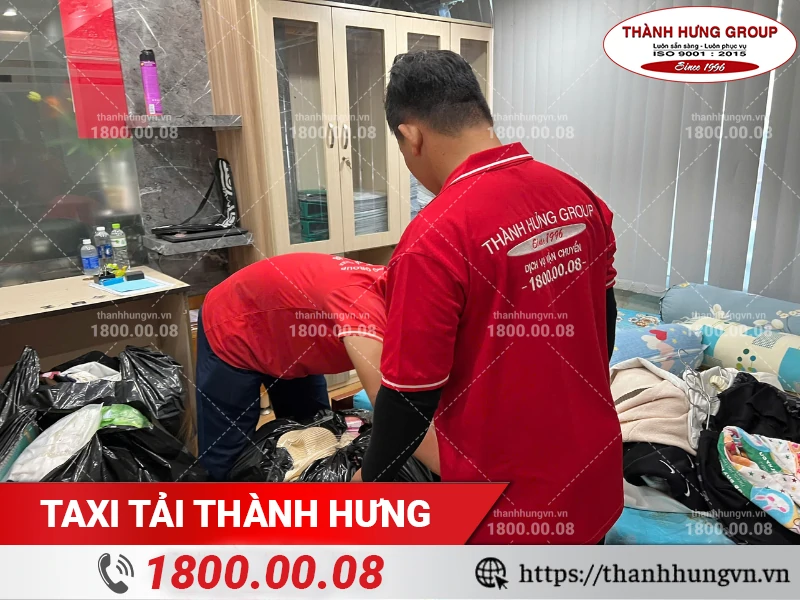 Nhân viên Thành Hưng đóng gói đồ đạc phòng ngủ