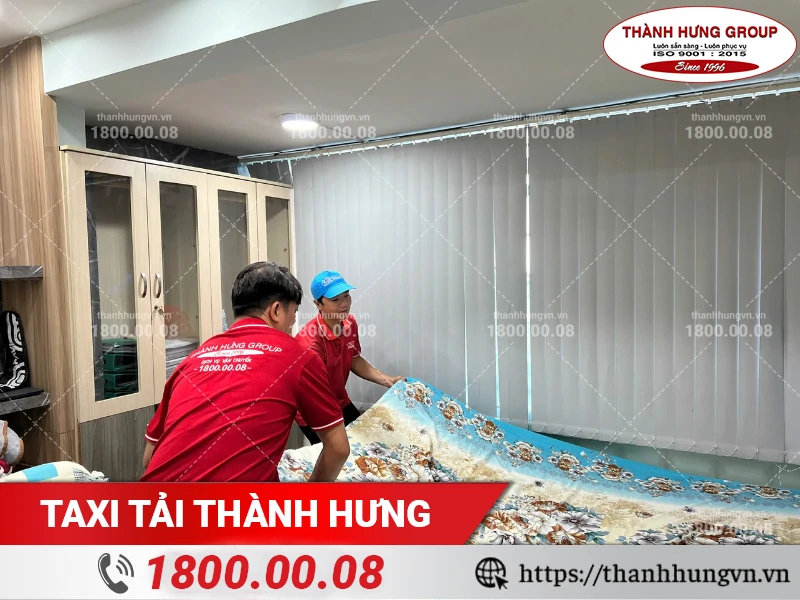 Nhân viên Thành Hưng đóng gói nệm ngủ