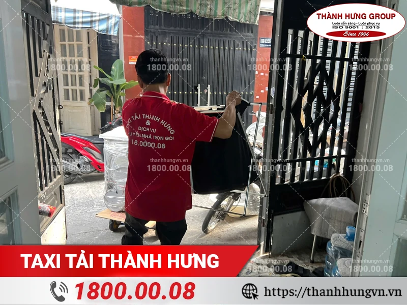 Nhân viên Thành Hưng bốc xếp đồ ra xe