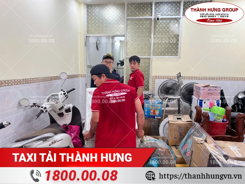 Nhân viên Thành Hưng bốc xếp máy giặt ra xe