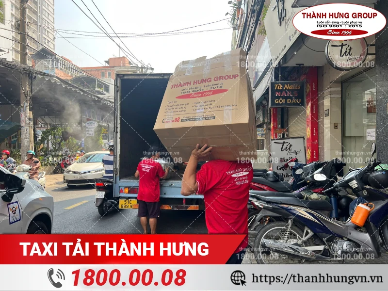 Đồ đạc đã đóng gói cẩn thận được bốc xếp ra xe vận chuyển