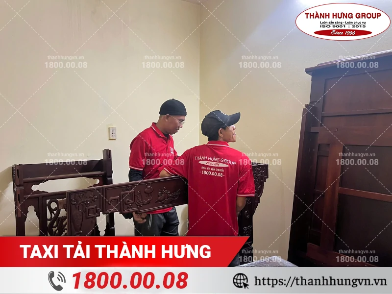 Nhân viên Thành Hưng đang tháo dỡ tủ thờ