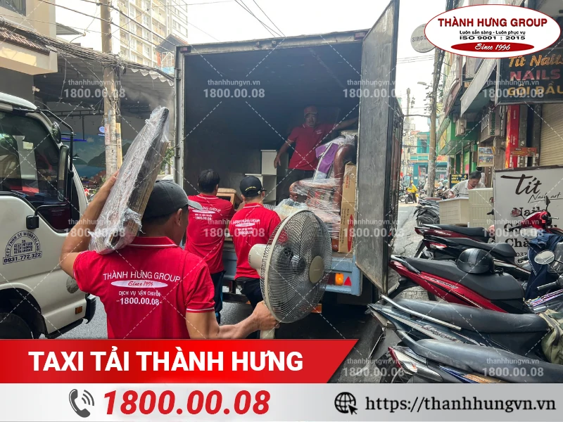 Nhân viên Thành Hưng vân chuyển đồ gia dụng ra xe