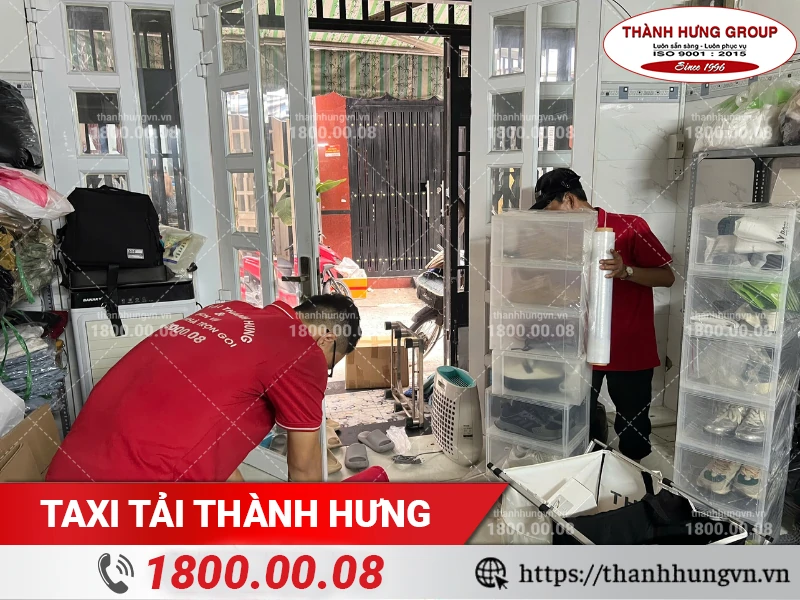 Nhân viên Thành Hưng đang đóng gói đồ đạc