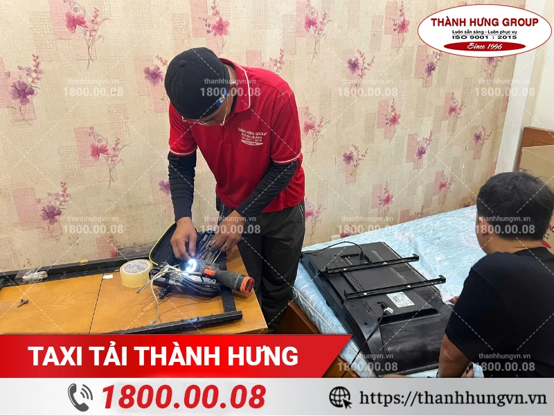Nhân viên Thành Hưng đang tháo dỡ TV