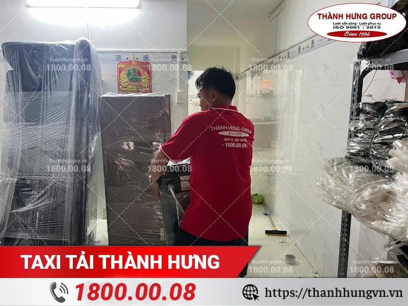 Nhân viên Thành Hưng bốc xếp máy giặt ra xe