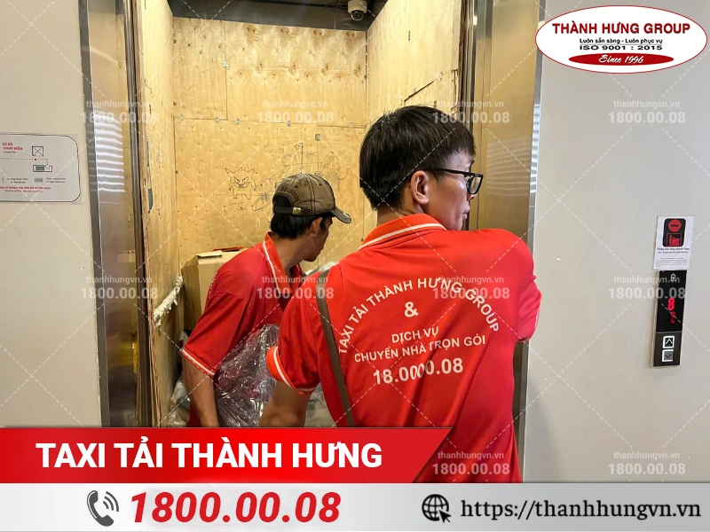 Nhân viên Thành Hưng bốc xếp đồ vào thang máy