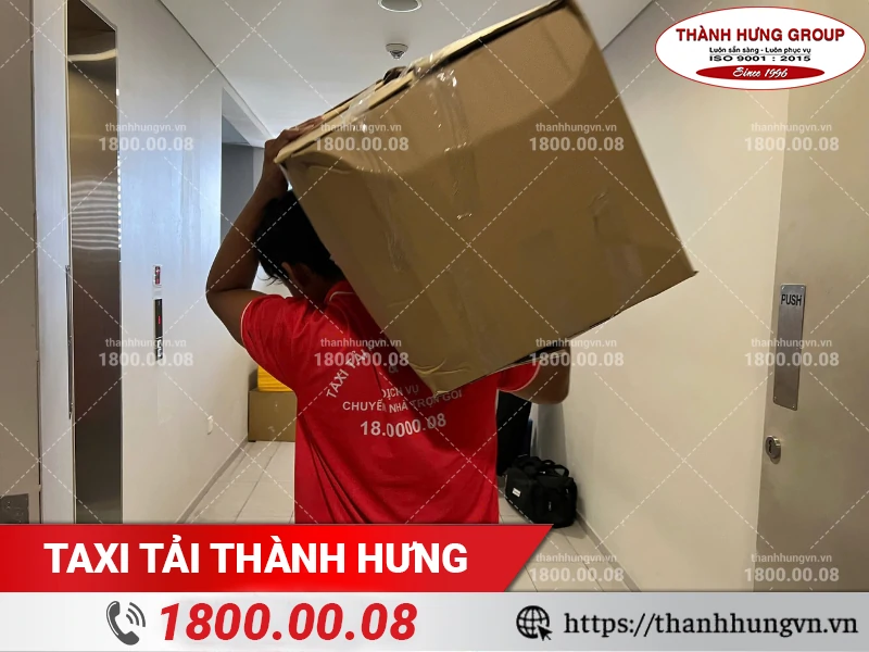 Nhân viên Thành Hưng bốc xếp thùng đồ đã được đóng gói cẩn thận