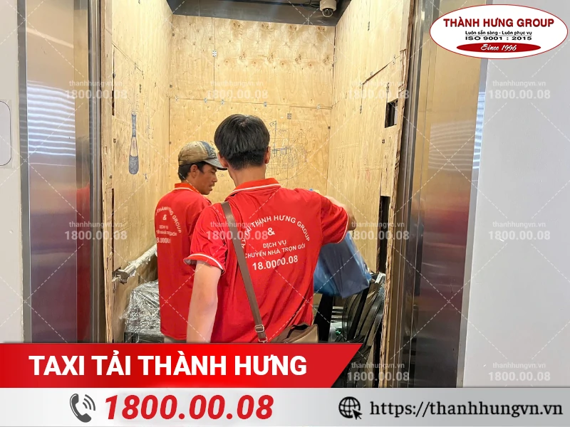 Nhân viên Thành Hưng vận chuyển đồ gia dụng vào thang máy