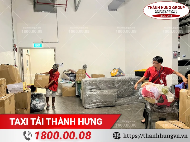 Đồ đạc được tập kết dưới hầm xe và đợi trung chuyển lên xe tải