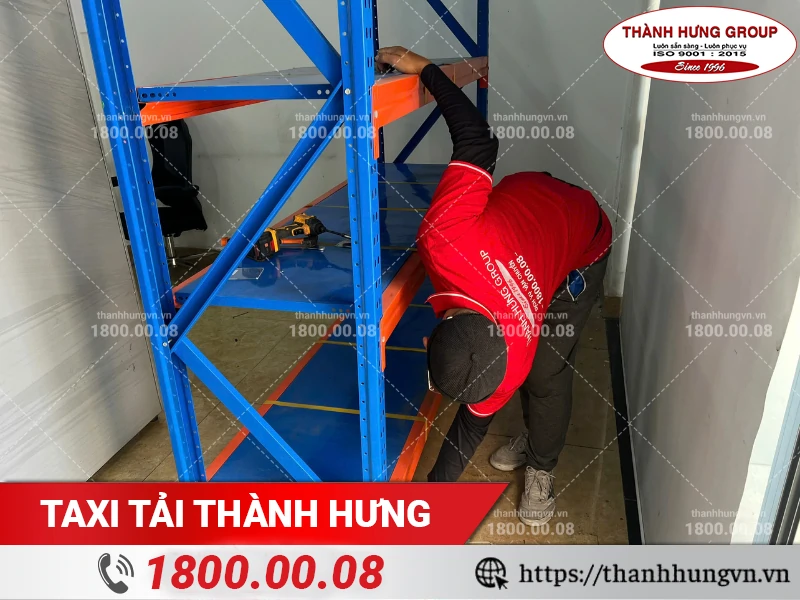 Nhân viên Thành Hưng đo đạc kệ