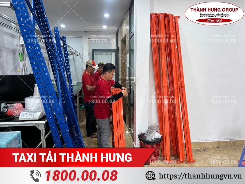 Nhân viên Thành Hưng sắp xếp, phân loại bộ phận kệ