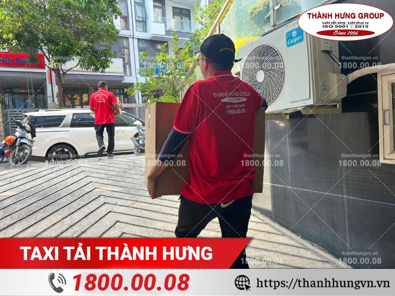 Đồ đã đóng gói được vận chuyển ra xe tải