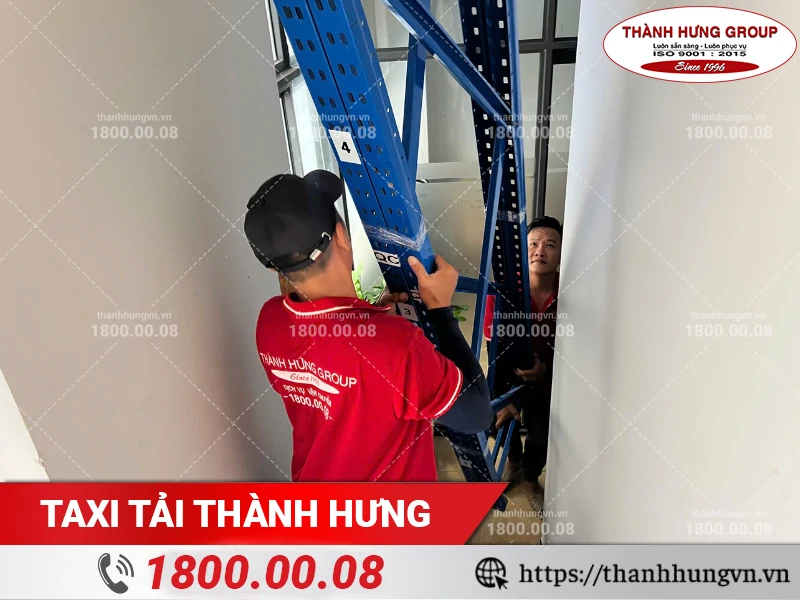 Vận chuyển khung kệ qua đường cầu thang hẹp