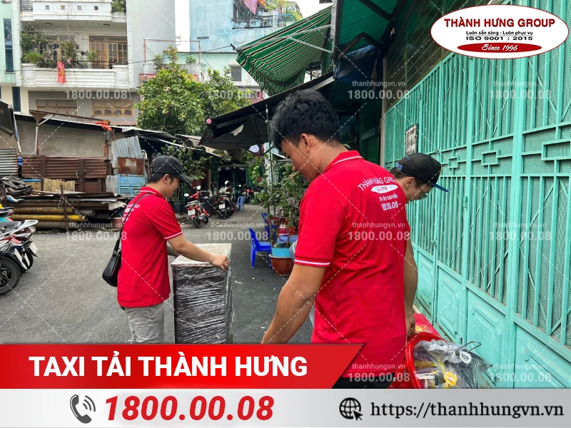 Đồ đạc được tập kết trước nhà trước khi vận chuyển