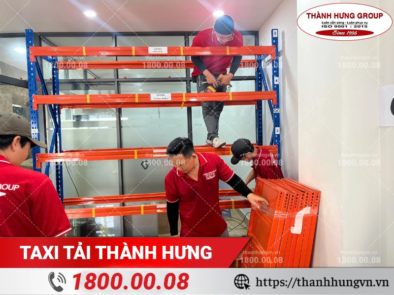 Các nhân viên Thành Hưng đang tiến hành tháo dỡ kệ