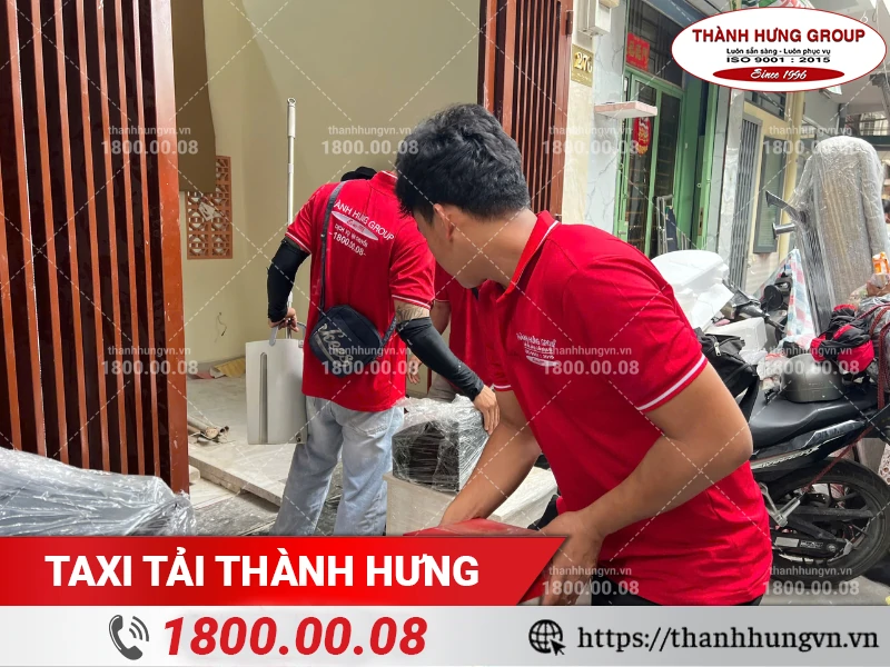 Nhân viên Thành Hưng bốc xếp đồ vào nơi ở mới