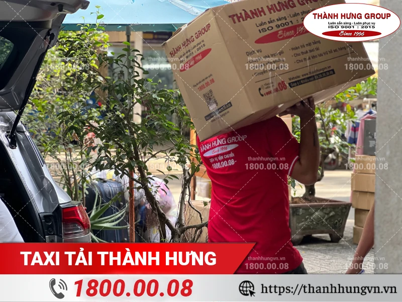 Nhân viên Thành Hưng khuân vác thùng đồ đã đóng gói ra xe vận chuyển
