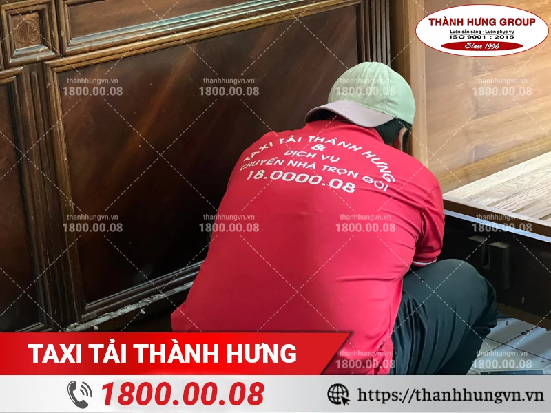 Nhân viên Thành Hưng tháo dỡ khung giường