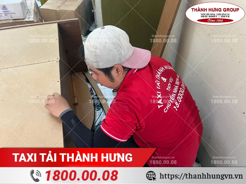 Nhân viên Thành Hưng tháo dỡ tủ đựng đồ
